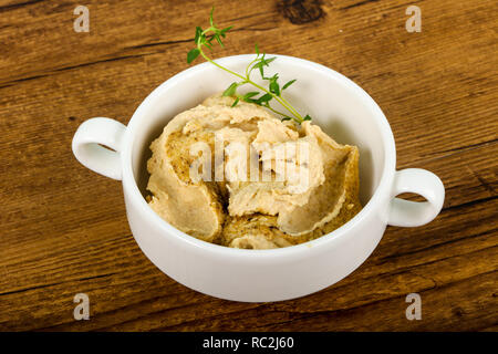 Humus vegetariano con semi di sesamo e foglie di timo Foto Stock