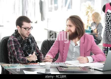 Due designer di moda per discutere i progetti dei nuovi modelli Foto Stock