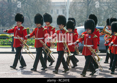 Modifica della Guardia a Buckingam Palace di Londra, Gran Bretagna, Regno Unito Foto Stock