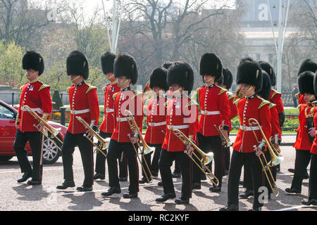 Modifica della Guardia a Buckingam Palace di Londra, Gran Bretagna, Regno Unito Foto Stock