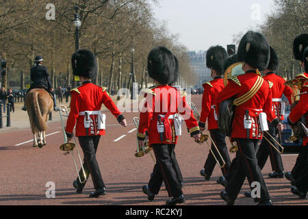 Modifica della Guardia a Buckingam Palace di Londra, Gran Bretagna, Regno Unito Foto Stock