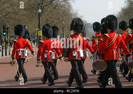 Modifica della Guardia a Buckingam Palace di Londra, Gran Bretagna, Regno Unito Foto Stock