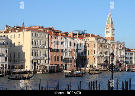 Venezia, Italia - 2 Febbraio 2018: la veduta panoramica del Canal Grande di Venezia. Più di venti milioni di turisti giungono a Venezia ogni anno Foto Stock