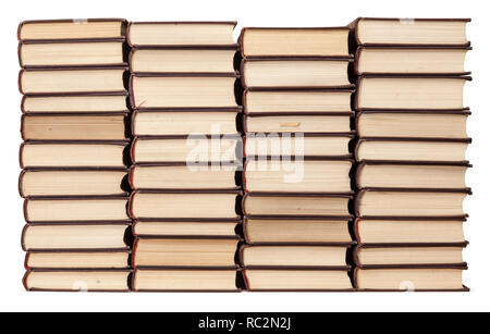Pile di libri vecchi con pagine ingiallito isolati su sfondo bianco. Libreria o concetto bookstore. Foto Stock