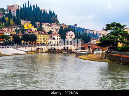 Splendida vista sullo skyline della città di Verona Italia, il fiume Adige e lo storico ponte di pietra il Ponte di Pietra. Foto Stock