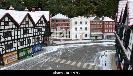 Negozi ed edifici nella New Town presso il Bekonscot Model Village, Beaconsfield, Buckinghamshire, Regno Unito. Neve in inverno. Foto Stock