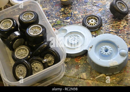 Behind the Scenes, making wheels for miniature vehicles, at Bekonscot Model Village, Beaconsfield, Buckinghamshire, UK Foto Stock