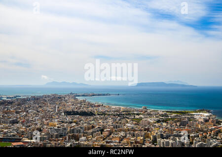 Vista panoramica della città di Trapani dalla cittadina medievale di Erice. All'orizzonte la silhouette di tre isole dell'arcipelago Egadi. Foto Stock