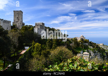 Vista panoramica della cittadina medievale di Erice con il suo castello situato sulla cima di una montagna vicino a Trapani, Sicilia, Italia. Foto Stock