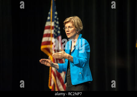 Stati Uniti Il senatore Elizabeth Warren parlando in scena presso il suo Municipio a Concord-Carlisle Highschool in Massachusetts. Foto Stock