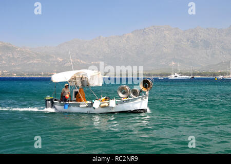 Intorno alla Corsica - Corsica Fisherman arrivando a porta. Foto Stock