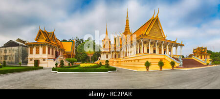 Il trono hall all'interno del Royal Palace complesso in Phnom Penh Cambogia. Famoso punto di riferimento e di attrazione turistica. Panorama Foto Stock