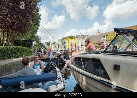 Loosdrecht, Paesi Bassi - 3 settembre , 2017: barche in attesa in Mijndense Sluis, un blocco che forma una connessione tra il fiume Vecht e Loosdre Foto Stock
