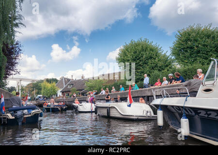 Loosdrecht, Paesi Bassi - 3 settembre , 2017: barche in attesa in Mijndense Sluis, un blocco che forma una connessione tra il fiume Vecht e Loosdre Foto Stock
