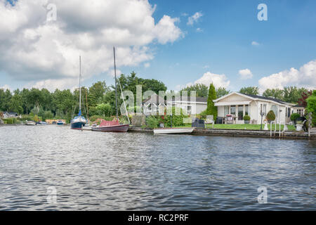 Loosdrecht, Paesi Bassi - 3 settembre , 2017: Case Mobili sulle rive del Loosdrechtse Plassen Foto Stock