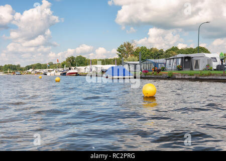 Loosdrecht, Paesi Bassi - 3 settembre , 2017: caravan presso il centro ricreativo Mijnden sulle rive del Loosdrechtse Plassen nei Paesi Bassi Foto Stock