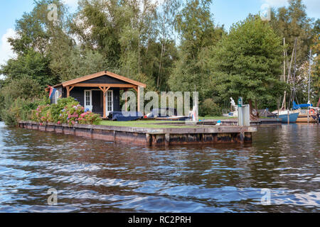 Loosdrecht, Paesi Bassi - 3 settembre , 2017: Casa di ricreazione con ormeggio per la barca sulla banca del Loosdrecht lakes Foto Stock