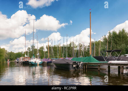 Loosdrecht, Paesi Bassi - 3 settembre , 2017: Barche a vela e barche a motore Ormeggiata al pontile di Van Dusseldorf yacht cantiere in Loosdrecht in Netherl Foto Stock