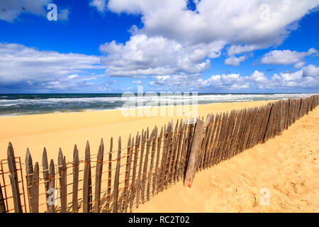 Vuoto sunny beach con una staccionata in legno in Aquitaine, Francia Foto Stock