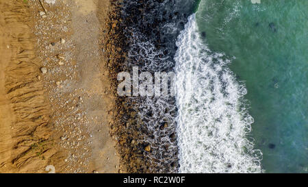 Vista aerea dell'oceano con grandi onde Foto Stock