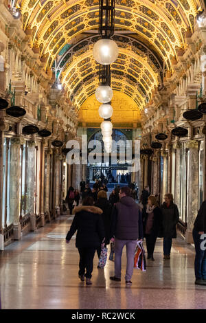 Tetto ad arco illuminato al Thornton's Arcade, Leeds, West Yorkshire, Inghilterra, Regno Unito. Foto Stock