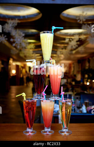 La piramide di cocktail sul bar su uno sfondo sfocato del ristorante. Foto Stock