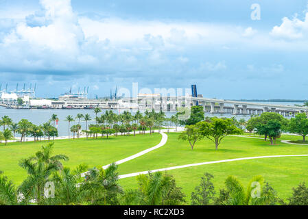Miami, Stati Uniti d'America - giu 10, 2018: skyline di Miami city dal parco del museo Foto Stock