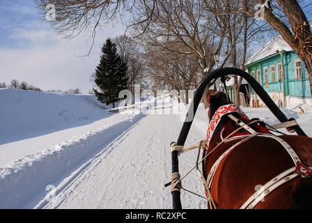 Cavalli Clydesdale slitta trainata da giostre in inverno Foto Stock