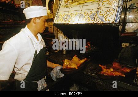 Spagna - Area metropolitana di Madrid (distretto) - MADRID. " Casa Botín' (Cuchilleros street), il più antico restaurante in tutto il mondo; tostatura poppate Foto Stock