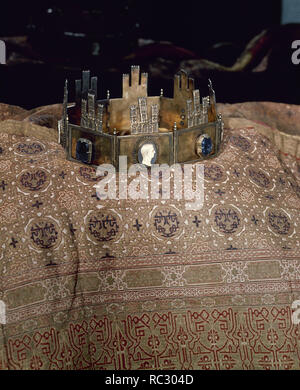 Corona di re Sancho IV su un tessuto. Copriletto di re Al^honse VIII. Toledo, Cattedrale. Posizione: CATEDRAL-interno. Toledo. Spagna. Foto Stock