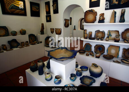 Spagna - Marina Baixa (distretto) - Valencia regione autonoma - Alicante. Altea la Vella; El pueblo es famoso por la actividad artística y fatto tutto artigianelmente; sala de Exposiciones de ceramista Eugenio Mira en la calle Mayor Foto Stock