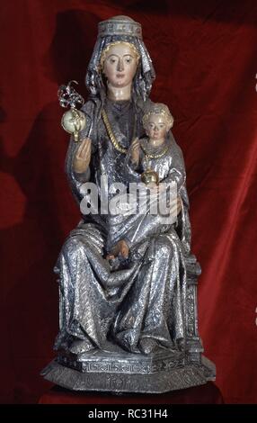 VIRGEN DE LA SEDE SITUADA EN LA HORNACINA CENTRAL DEL RETABLO DE LA CAPILLA MAYOR DE LA CATEDRAL DE SEVILLA - SIGLO XIII - REHECHA POR SANCHO MUÑOZ. Posizione: CATEDRAL-interno. Sevilla. Siviglia. Spagna. Foto Stock