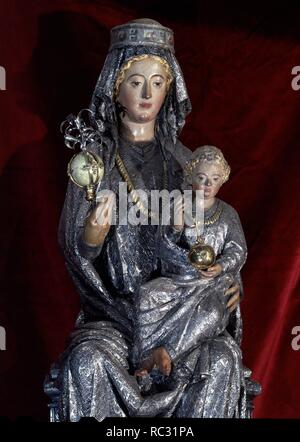 VIRGEN DE LA SEDE SITUADA EN LA HORNACINA CENTRAL DEL RETABLO DE LA CAPILLA MAYOR DE LA CATEDRAL DE SEVILLA - SIGLO XIII - REHECHA POR SANCHO MUÑOZ. Posizione: CATEDRAL-interno. Sevilla. Siviglia. Spagna. Foto Stock