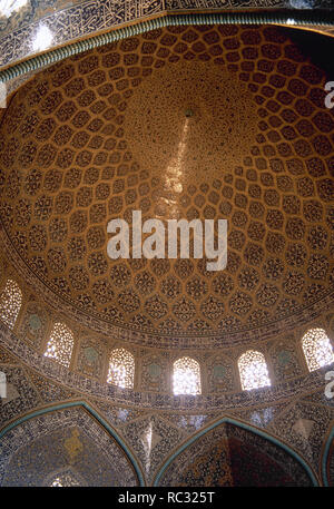 Arte islamica. Safavid era. Sheikh Loftollah moschea. Costruita nel 1598 durante il regno di Abbas I e completato nel 1602 nel tempo dello Sceicco Lotfollah. Cupola della sala da preghiera ricoperti di piastrelle smaltate e la scrittura di Ali Reza Abbasi. Isfahan. Repubblica islamica di Iran. Foto Stock