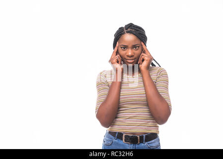 Affascinante ragazza in t-shirt casual mantenendo la mano sul mento in dubbio e sospetto, sensazione di scettici circa qualcosa Foto Stock