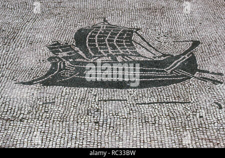 Mosaico romano. Barca commerciale. Dal Forum della società o Piazza delle Corporazione. Ostia Antica. L'Italia. Foto Stock