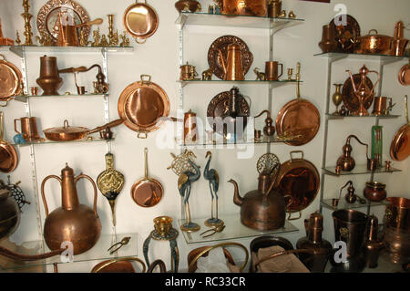 Rame negozio di artigianato. Loule. Il Portogallo. Algarve. Foto Stock