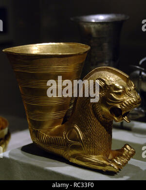 Persian-Achaemenid art. Repubblica islamica di Iran. Rhyton oro decorate con una fantastica creatura leonine. V secolo A.C. Metropolitan Museum of Art. New York. Stati Uniti. Foto Stock