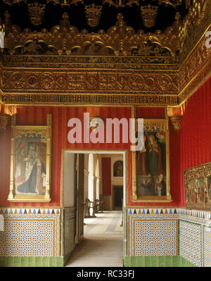 ARTE gotico. ESPAÑA. ALCAZAR DE SEGOVIA. Vista parcial de la SALA DEL CORDON, decorada con unà tabla de la Anunciación del siglo XV (izquierda) y otra representando una Santa Lucía y Santa Bárbara con los Reyes Católicos en la parte inferiore (Derecha). SEGOVIA. Castiglia-león. Foto Stock