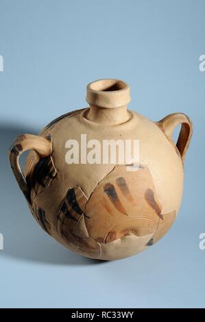 Mensa dipinta in ossido di ferro in gruppi di tre dita di Fatima. Altezza 25 cm diametro bocca 5, 2 cm (13 th CE ) - Hispanic-Muslim periodo dal sito archeologico di 'Calle seises ' in Alcalá de Henares - "Burgo de Santiuste Museum' (Madrid). Spagna. Foto Stock