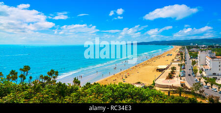 Vieste e Pizzomunno spiaggia vista, Gargano in Puglia, Italia meridionale, Europa. Foto Stock