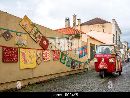 I passeggeri di Tuk Tuk Madera tour della citta'. Foto Stock