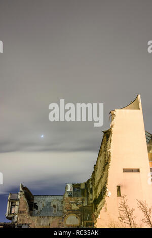 Wien, Vienna: rovina di non più necessari il cinema in demolizione, luna in 22. Donaustadt, Wien, Austria Foto Stock