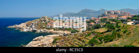 Intorno alla Corsica - Una vista di fronte di un promontorio alla splendida cittadella di Calvi. Foto Stock
