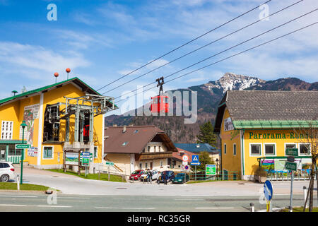 St.Gilgen, Austria - Aprile 9, 2018: cavo rosso auto tornando a Zwoelferhorn stazione della funivia in città alpina di St.Gilgen sul Wolfgangsee, Austria Foto Stock