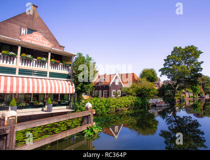 Scena dalla pittoresca del formaggio città di Edam, Holland con architettura storica e canal Foto Stock