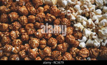 Popcorn assortiti set. Il dolce e il salato di popcorn su sfondo nero Foto Stock
