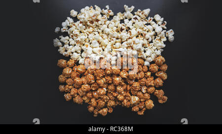 Popcorn assortiti set. Il dolce e il salato di popcorn su sfondo nero Foto Stock