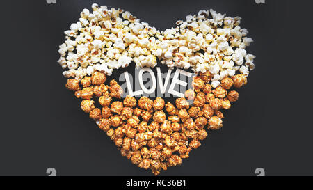 Chi ama il cinema concetto di pop-corn disposti in una forma di cuore. Popcorn assortiti Foto Stock