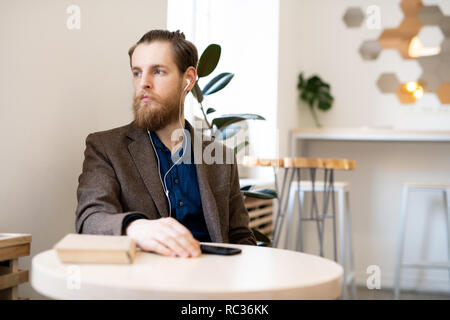 Triste pensieroso uomo in cafe Foto Stock